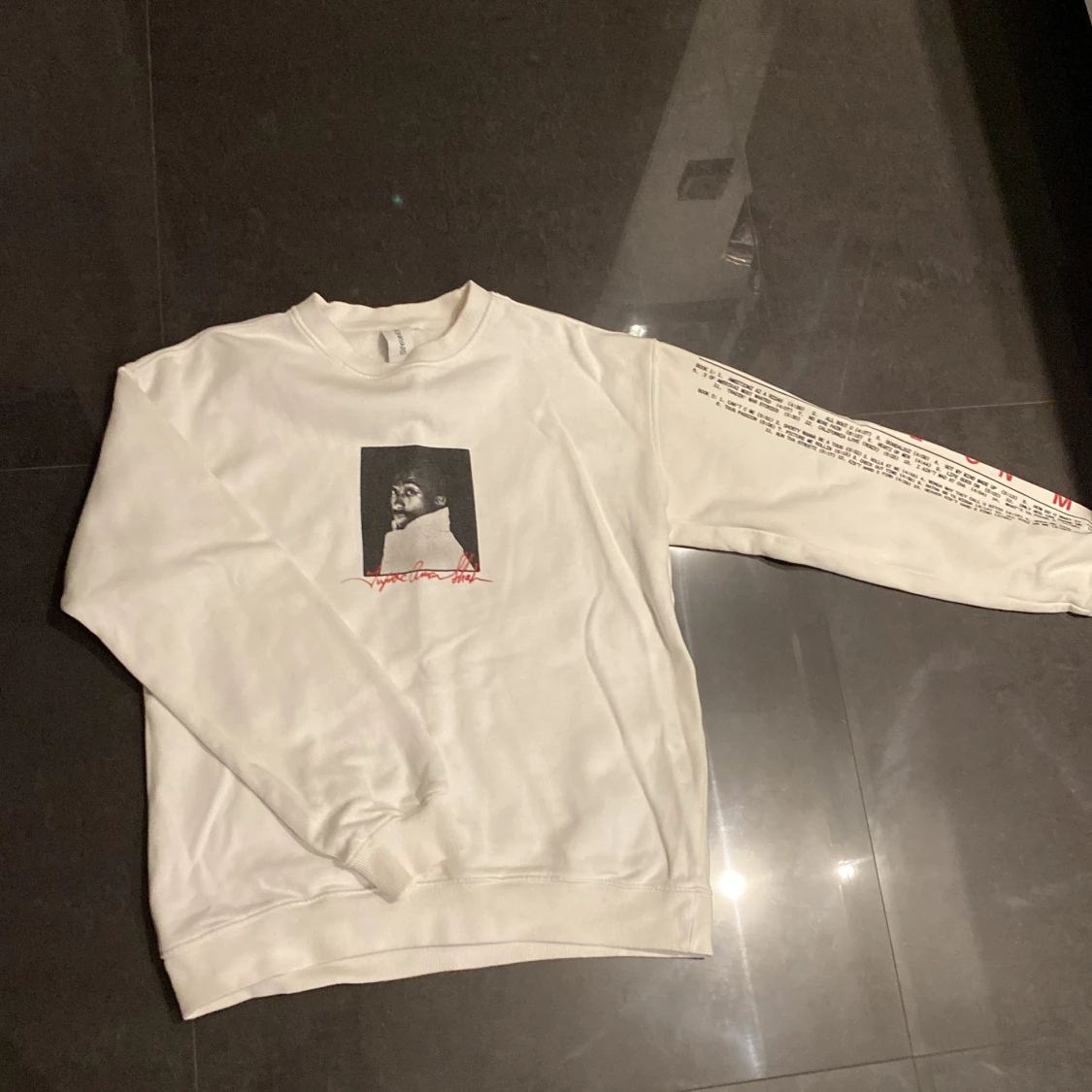 Vit sweatshirt med 2Pac-tryck från Junkyard - 92