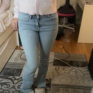 Ljusblå jeans - Säljer ett par lågmidjade ljusblå jeans i helt nytt skick då de inte kommit till användning. De är från Gina, deras low bootcut. De är i storlek 32 men passar även 34, pris kan diskuteras, kom privat för fler bilder. 💕💕💕