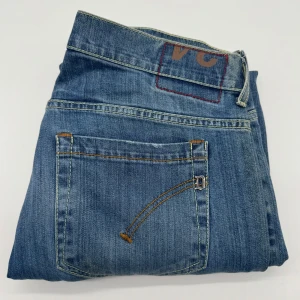 DONDUP GEORGE JEANS  - - Dondup George jeans - storlek 34, benlängd: 97cm, midjemått: 42cm - Nypris runt 4000 - Kontakta för fler frågor eller funderingar // Deluxecloset 