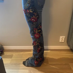 Blå jeans med blommigt broderi - Blåa Jens med pärlblommor som dekor, lossnar ej i tvätten ! Låg midja de bootcut, som ni ser är dem lite för långa på mig som är 160!