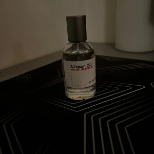 One bald chemist Altman 22.0  - Säljer en flaska Altman 220 Extrait de Parfum från One Bold Chemist. Döpe på pďm alt                                                  -Hair 
