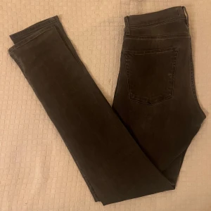 J lindeberg jeans - Otroligt snygga jeans från (J. Lindeberg) i mörkgrå färg. Har J lindebergs logga på högra fickan. Dem är storlek 32W och 34L. Pris är inte fast och kan diskuteras. Skriv vid minsta frågor eller funderingar🙌