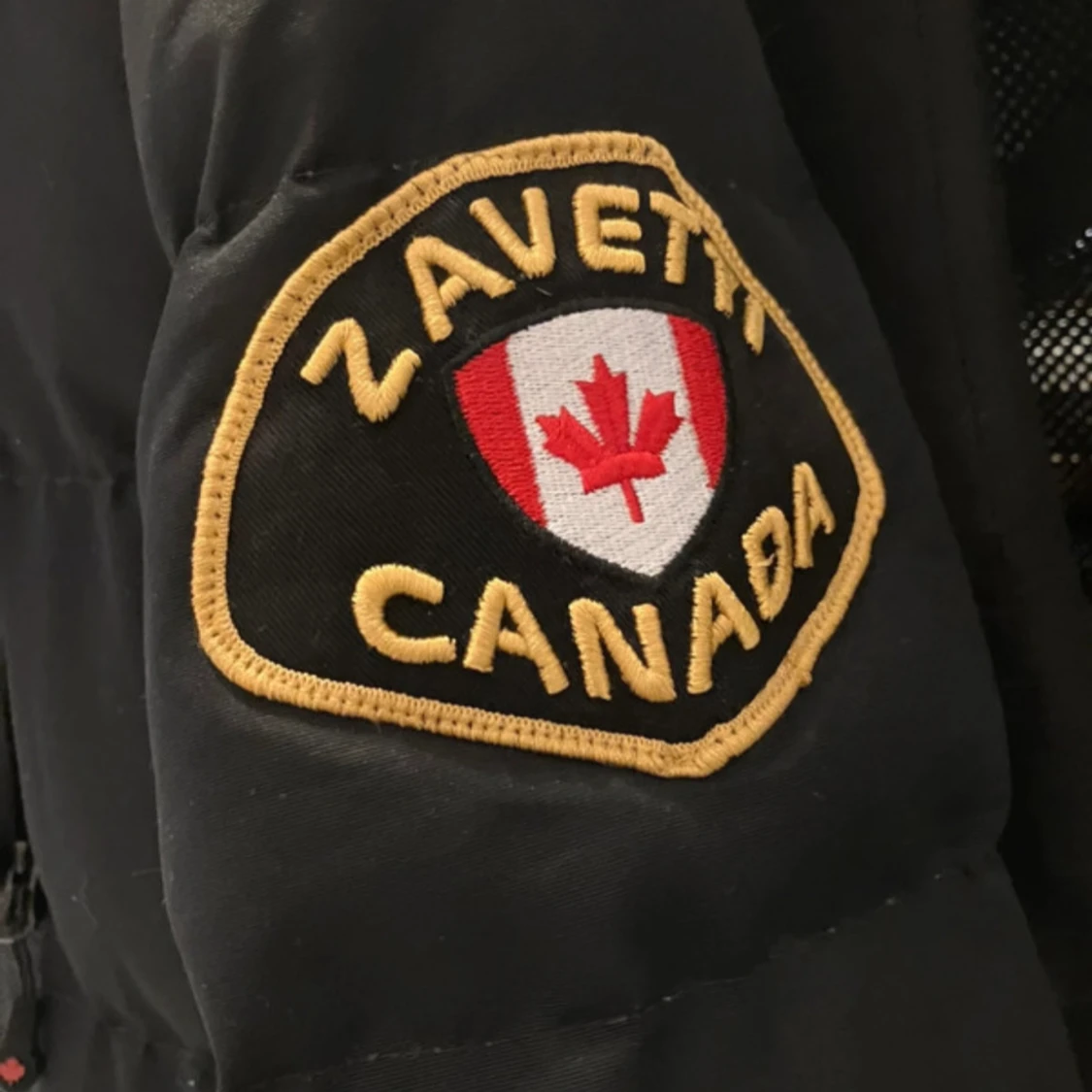 Svart dunjacka med pälsdetaljer från Zavetti Canada - 91