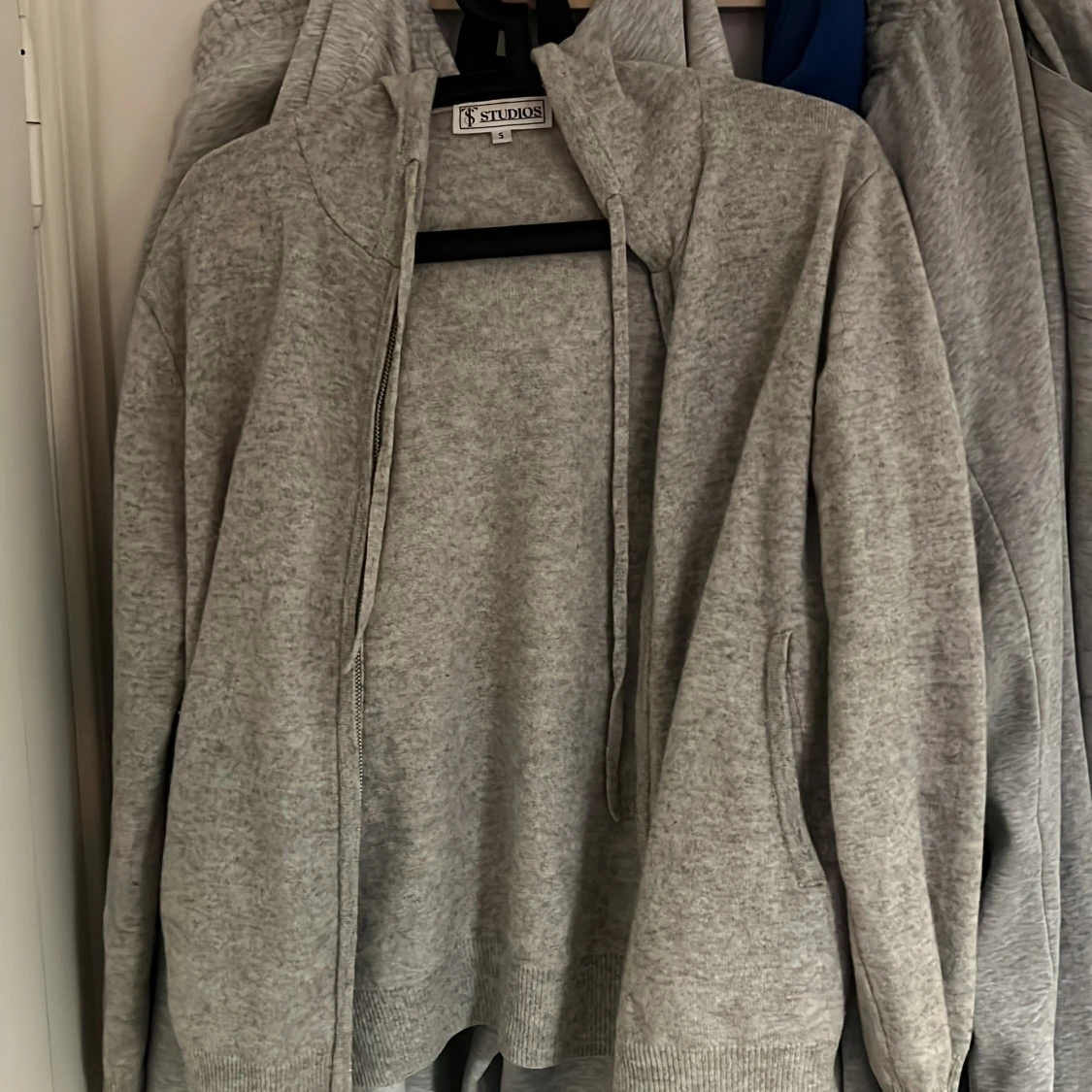 Grå hoodie från Studios