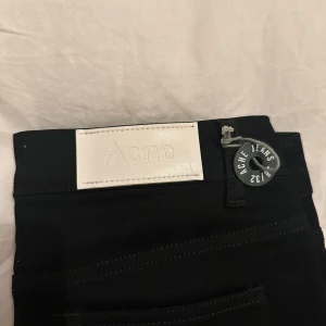 Svarta jeans från Acne - Snygga svarta jeans från Acne. Oanvända. Låga i midjan, thigita jeans som går ut lite ner till🩷
