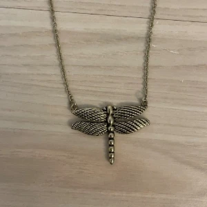 Trollslända halsband  - Trollsländehalsband i silver, rostfritt!🥰