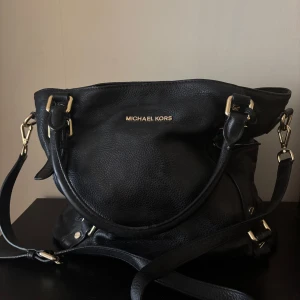 Michael kors väska  - Snygg väska från Michael Kors. Justerbar axelrem. Stort fack inuti samt litet fack med dragkedja. Äkta skinn 