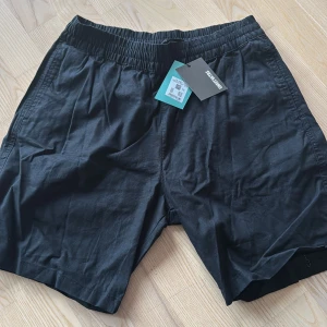Svarta shorts från Sweet Skts - Snygga svarta shorts från Sweet Skts med elastisk midja och praktiska fickor. Perfekta för en avslappnad stil.