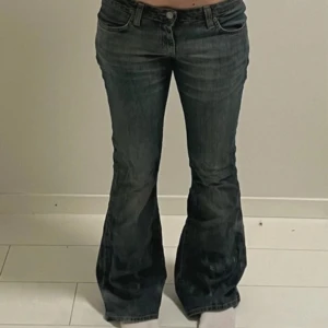 Blå bootcut jeans  - Midjemåttet 40  Innerbenslängd 86  Ytterbenslängd 106 Jag är 168💗