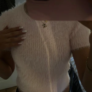Rosa fluffig tröja - Säljer en söt och fluffig rosa tröja med korta ärmar 💗💓💕
