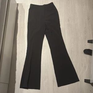 Svarta byxor från Bik Bok - Snygga svarta byxor från Bik Bok i storlek 38. Byxorna har en hög midja och är bootcut. Byxorna är endast använda ett fåtal gånger och är i mycket bra kvalitet!