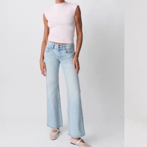 Y2K Jeans - Gina Tricot - Säljer då jag glömde lämna tillbaka dom eftersom dom var för små på mig. 💞