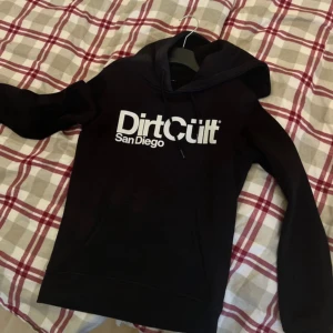 Svart hoodie från Dirt Cult - Säljer en svart hoodie från Dirt Cult, använd några gånger men är i bra skick. Storlek xs