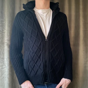 Fodrad cardigan jacka  - Säljer en svart fodrad cardigan med dragkedja och mysig huva. Jackan har ett quiltat mönster framtill och ribbade detaljer vid ärmslut och nederkant. Perfekt för kyliga dagar! Storlek är L men sitter mer som M/S. Vid minsta fråga eller fundering hör av er🤝