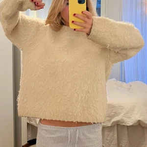 Vit fluffig tröja - Mysig vit tröja med fluffig textur.