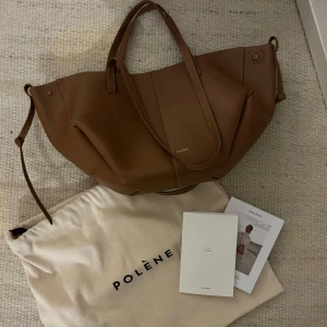 Polene väska  - Intressekoll på min cyme mini polene väska i den ljusare bruna färgen. Dustbag och originalbox finns💕