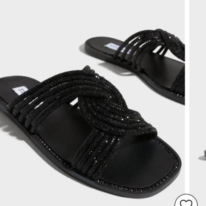 Svarta glittriga sandaler från Steve Madden  - Köpt på Nelly. Knappt använda. Sitter som storlek 39