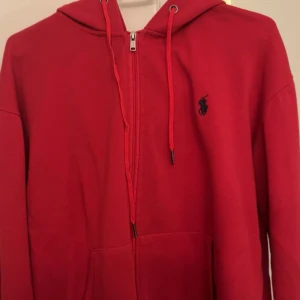  Ralph Lauren Zip - Röd Ralph Lauren Zip Ny inköpt 10/10 skick pris går diskuteras💯💯