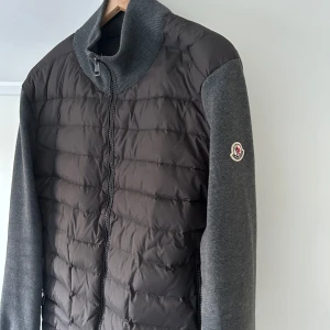 Monclizzy storlek XL passar även L - Har vuxit ur jackan så passade på och sälja den för ett rimligt pris. Riktigt skön och snygg cardigan, hör av dig om du har funderingar eller är intresserad.