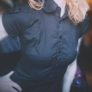 Svart kortärmad skjorta - Snygg svart skjorta med korta ärmar och knappar framtill. Perfekt för en stilren look.