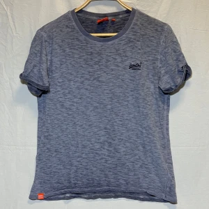Blå t-shirt från Superdry - Blå T-shirt ifrån Superdry, storleken är M. 
