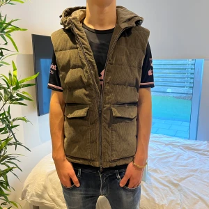 Stenströms väst - Hej, säljer nu marknadens mest eftertraktade väst från stenströms för sjukt bra pris. Storlek L passar M. Skick 9/10 utan några defekter. Moddellen är 180cm. Slutsåld överallt! 