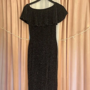 lång klänning  - En super fin fest klänning. Hela klänningen är täckt av små glitterkorn. Den har bara använts en gång till en fest, och aldrig igen efter det. Vid intresse så kan jag skicka fler bilder på klänningen där man ser den tydligare💗