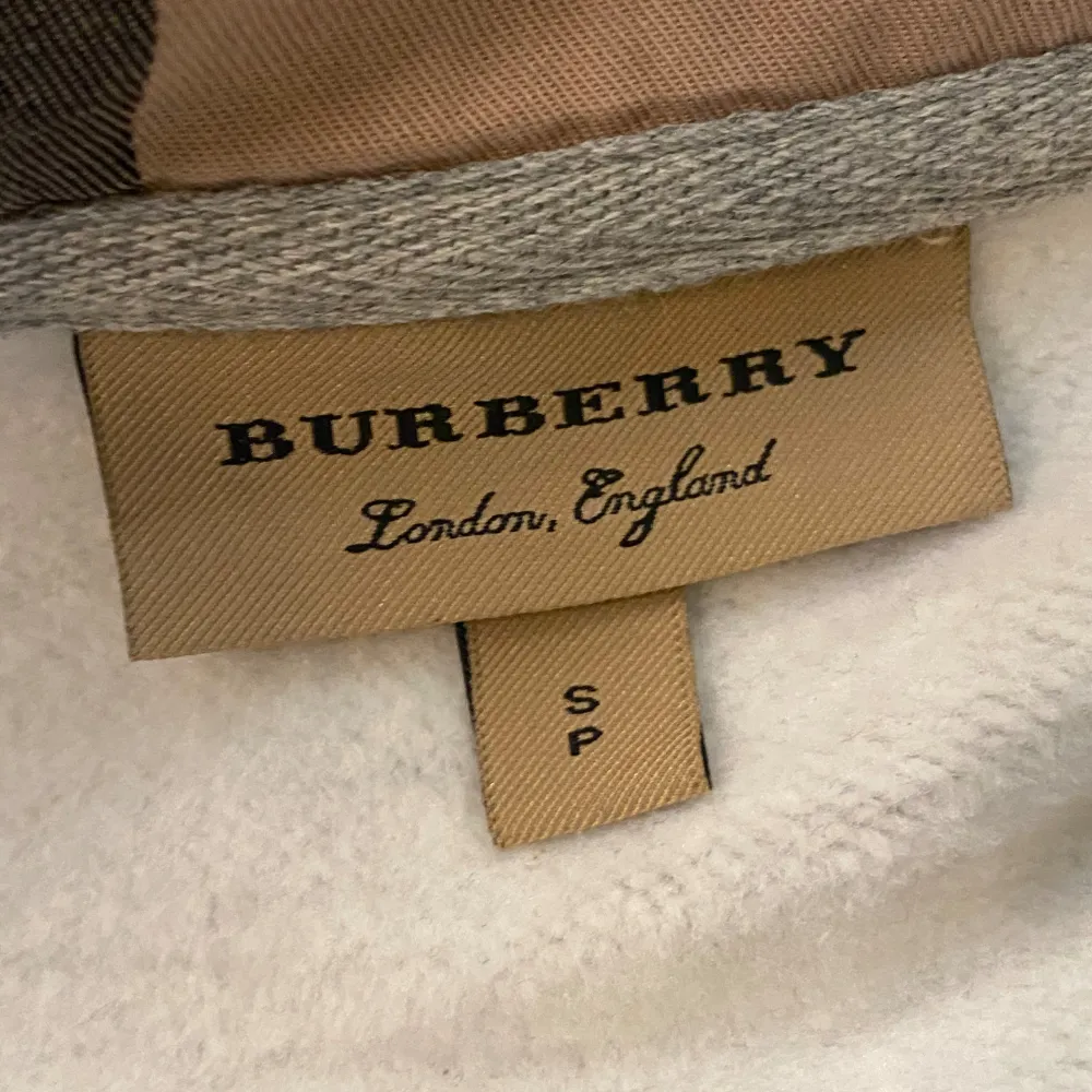 Säljer nu min burberry hoodie har använt den en gång så den är i ny skick, Storlek S skulle kunna passa folk med storlek XS . Hoodies.