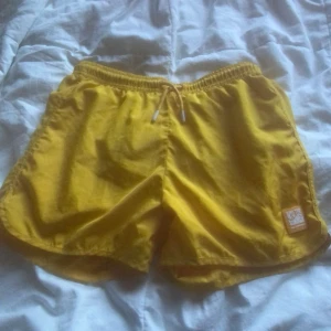 Gula shorts  - Gula shorts strl 150