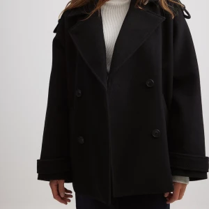 kort oversized svart kappa ifrån nakd - kort oversized svart kappa ifrån nakd 💕 passar xsmall- large beroende på hur man vill att den ska sitta 😊