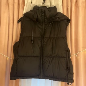 Väst - En jätte fin väst från zara. Den är i jätte bra skick den har inga skador. Västen är också jätte varm när man har på sig den.