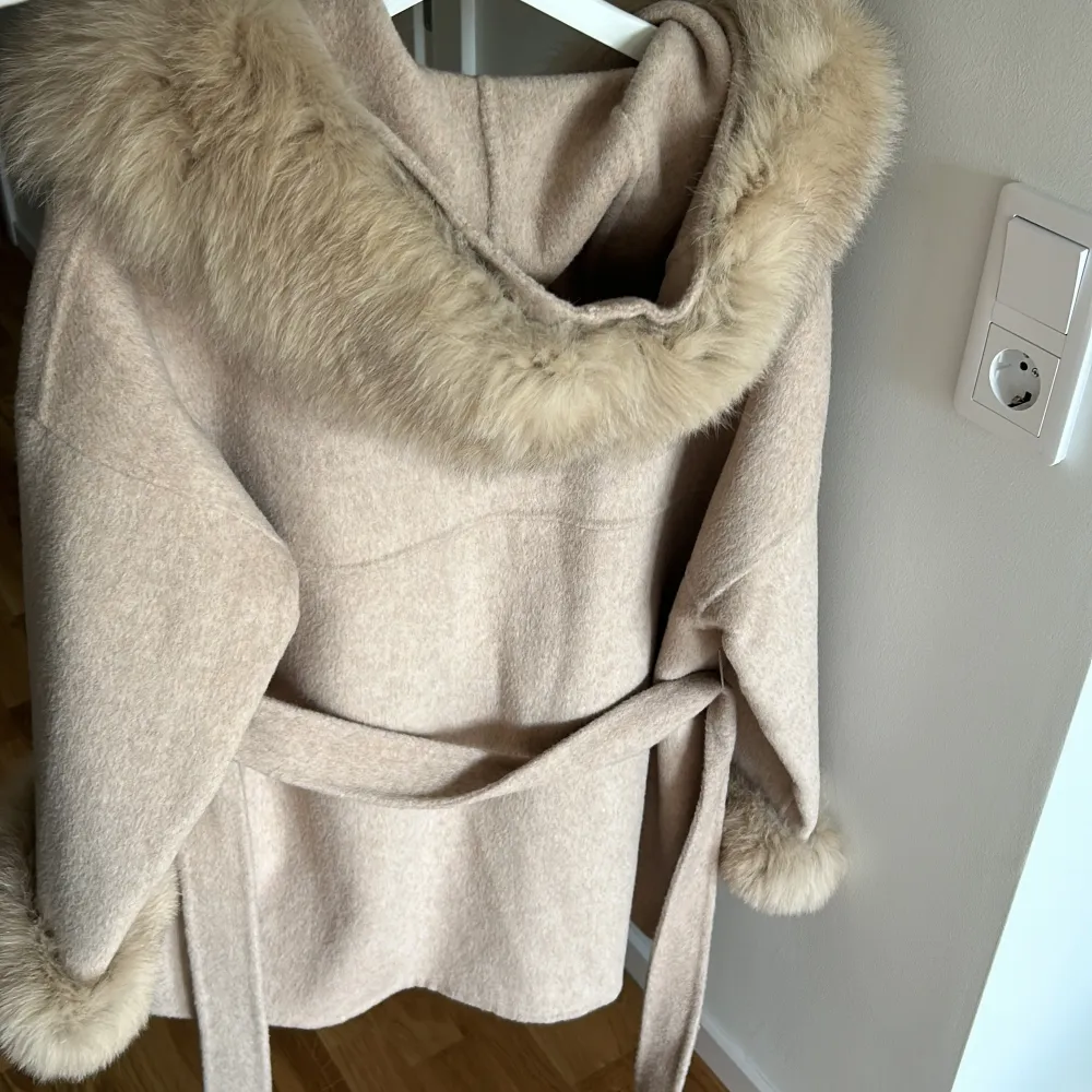 Beige kappa med äkta päls (som kan tas av) i storlek XS, kappan är Oversized och kan ses som normal storlek S/M. Har endast använt 2 gånger så den är som ny. . Jackor.