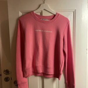 Rosa Zara tröja - Rosa sweatshirt från Zara som endast är använd en gång. Storlek S