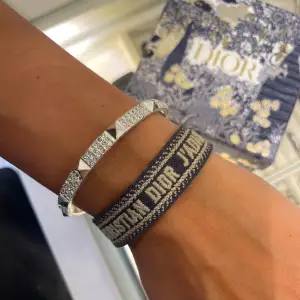 Säljer detta fina Dior armband i navy blå färg i superfint skick 💫 Box osv medföljer! (Nypris över 4000kr för båda)