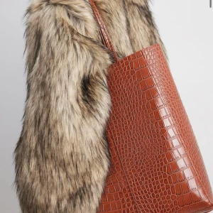 Totebag brun - Använd fåtal gånger! Väldigt nöjd! Säljer då jag hittat en annan. Köpt för 599kr😊PM för funderingar!