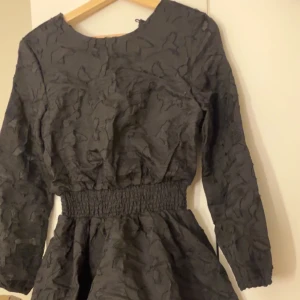 Klänning - En elegant klänning. Jag köpte den några år sedan på kings&queens för ca 990kr men den är originellt från märket sisterS point. Klänningen är i storlek XS men hade garanterat passat perfekt till en i storlek S.