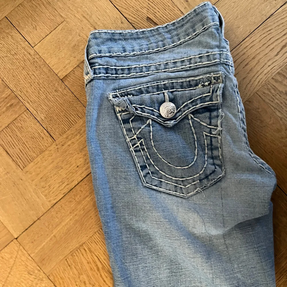 True religion bootcut jeans i riktigt snygg vintage fade. Fin ljusblå färg som funkar perfekt till hösten🍂🍁🩵  Midja: 41cm Innerbenslängd: 80cm. Jeans & Byxor.