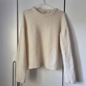Stickad tröja strl S - Mysig varm stickad tröja från NAKD perfekt för höst o vinter! Strl S men är lös och stretchig i passformen så kan passa nån som vanligtvis bär t.ex M. Använd typ 3 ggr och har inga fel