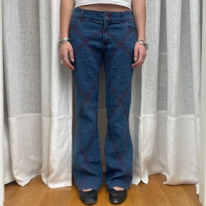 Lågmidjade bootcut jeans - Lågmidjade bootcut med röda detaljer 🍒🌟ena knappen saknas Midja: 39 cm Innerbenslängd: 79 cm