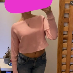 Långärmad tröja - Använd några gånger men i nyskick. Storlek S, otroligt skön och sitter perfekt, ribbad, båtringning💕skriv för fler bilder