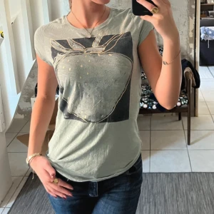 T-shirt coolt tryck - Fin T-shirt med ett snyggt tryck på bröstet🍓