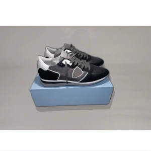 Philippe Model TRPZ - Philippe Model TRPZ | Helt Nya | Sitter som en storlek större |  Nypris: 4000kr | Medföljer: Allt Original | Spårbar frakt via  Postnord / Instabox, köparen betalar frakten | Tveka inte att höra av dig vid frågor!📩