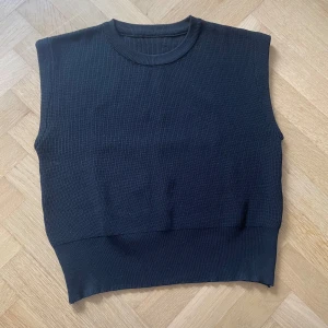 Svart väst - Bra för layering! 