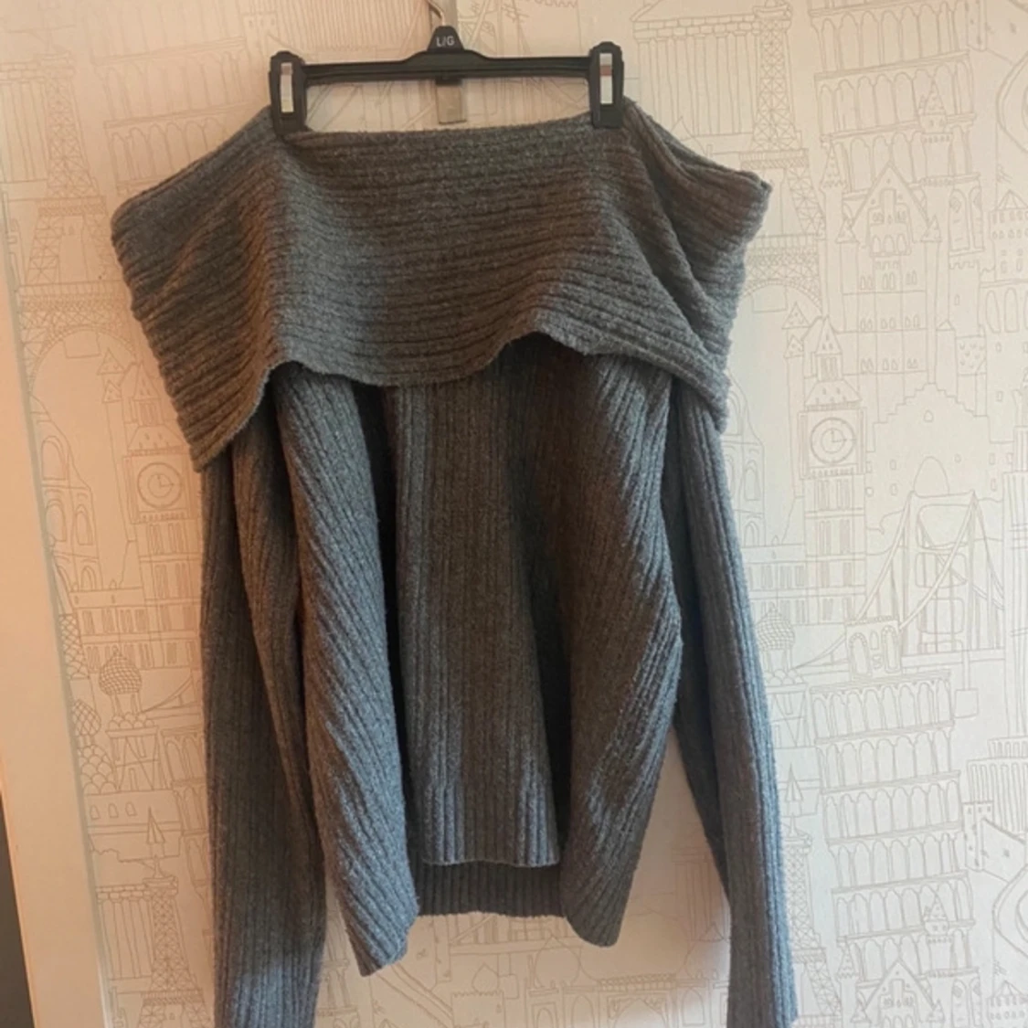 Off shoulder stickad tröja - 90