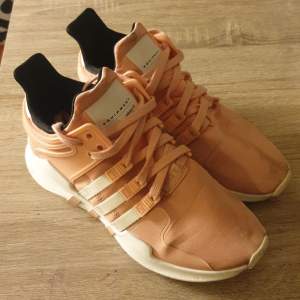 Ett par rosa adidas skor i bra skick. 