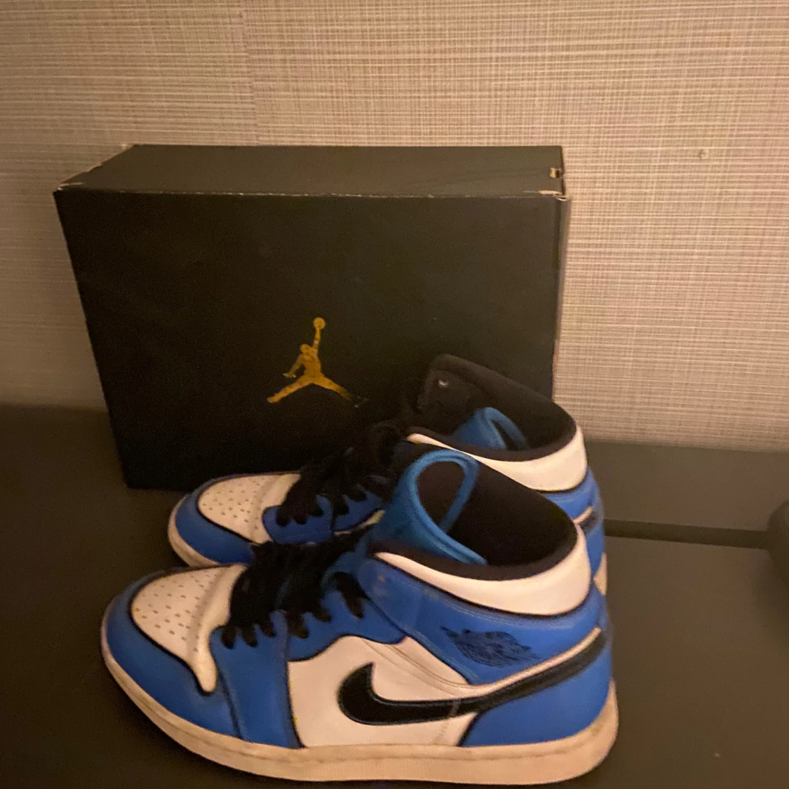 Jordan 1s blue shiny - 92