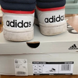 Adidas Hoops 3.0 - Adidas Hoops 3.0 Mid vita sneakers i storlek 37 1/3.  Bra skick men se sista bilden . Köpt som nya för 745kr.  Originalförpackning finns kvar