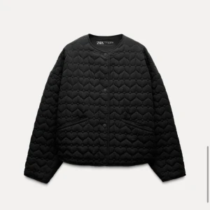 Svart jacka från Zara - Säljer en snygg svart höst/vår jacka från Zara. Jackan har ett hjärtmönster och knäpps med knappar framtill. Den är perfekt för höst och vår, med en normal passform. Superfin att ha till både jeans och klänning! Jättebra skick💗Ny pris 659kr
