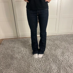 LÅGMIDJADE JEANS - Snygga jeans som är mörkblåa och passar till allt! Jeans som funkar till vardagen och även festliga sammanhang!!