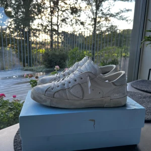 Philippe model - Riktigt feta phillipe models med schyssta slitningar och i toppskick, storlek 41 men passar dom som har 42-43! Nypris 3700, mitt pris 1699 men kan diskuteras🤝🏼 Dm för frågor!